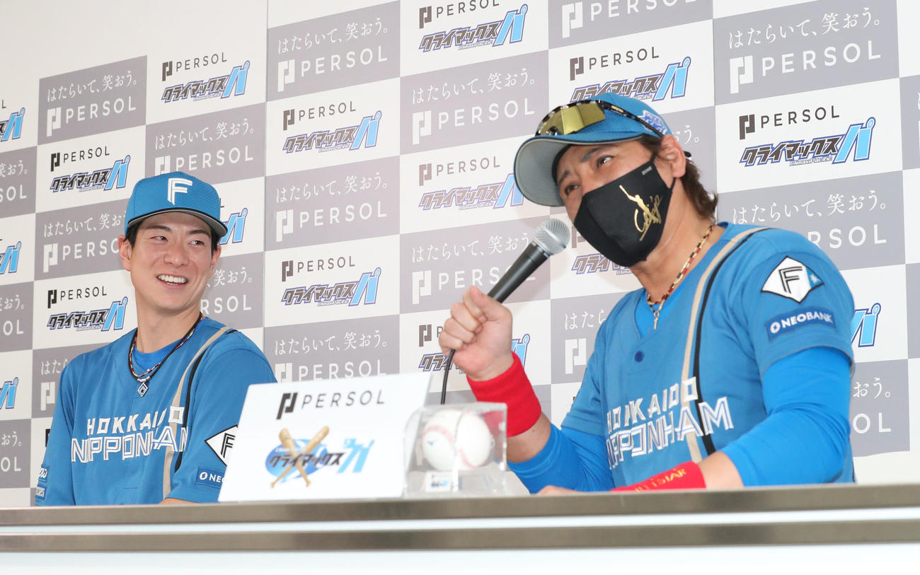 会見で表情豊かに話をする日本ハム新庄監督、左は松本剛（撮影・梅根麻紀）