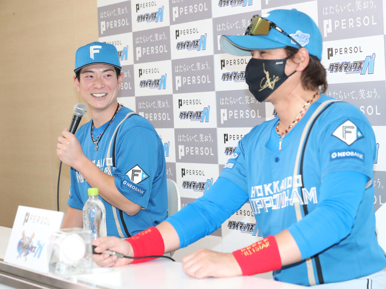 会見で話をする日本ハム松本剛、右は新庄監督（撮影・梅根麻紀）