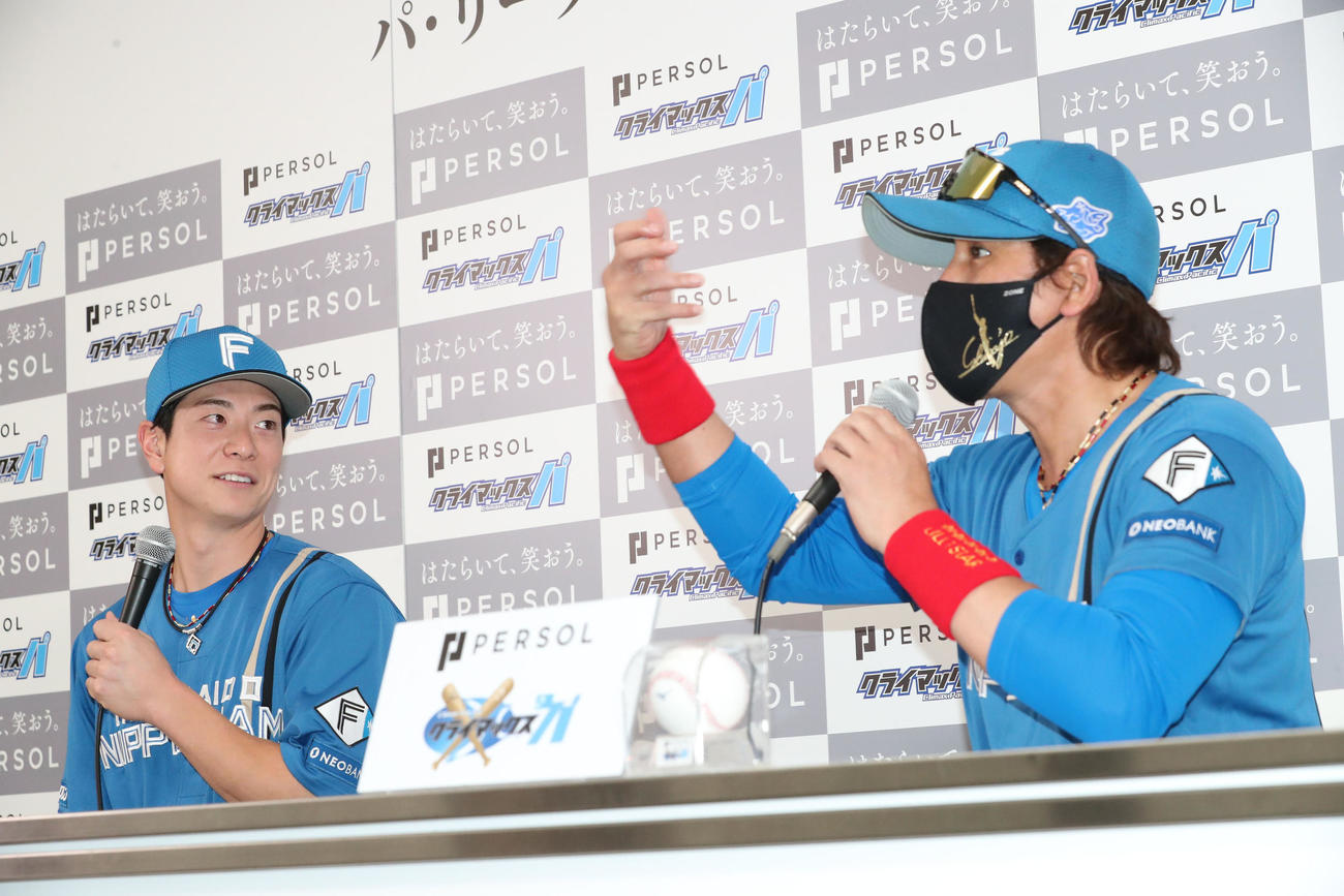 会見で表情豊かに話をする日本ハム新庄監督、左は松本剛（撮影・梅根麻紀）