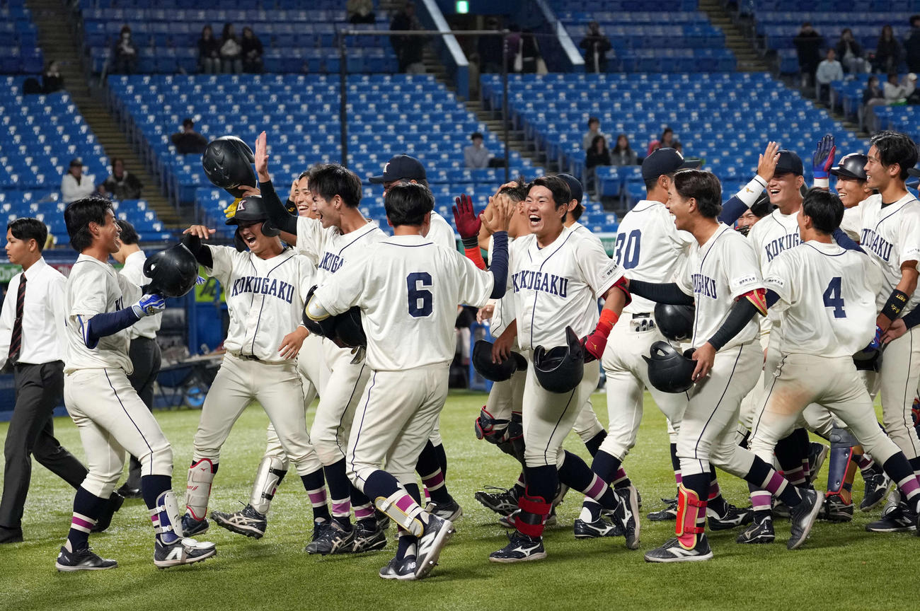 亜大対国学院大　タイブレークで亜大にサヨナラ勝ちし、喜びを爆発させる国学院大ナイン（撮影・小島史椰）