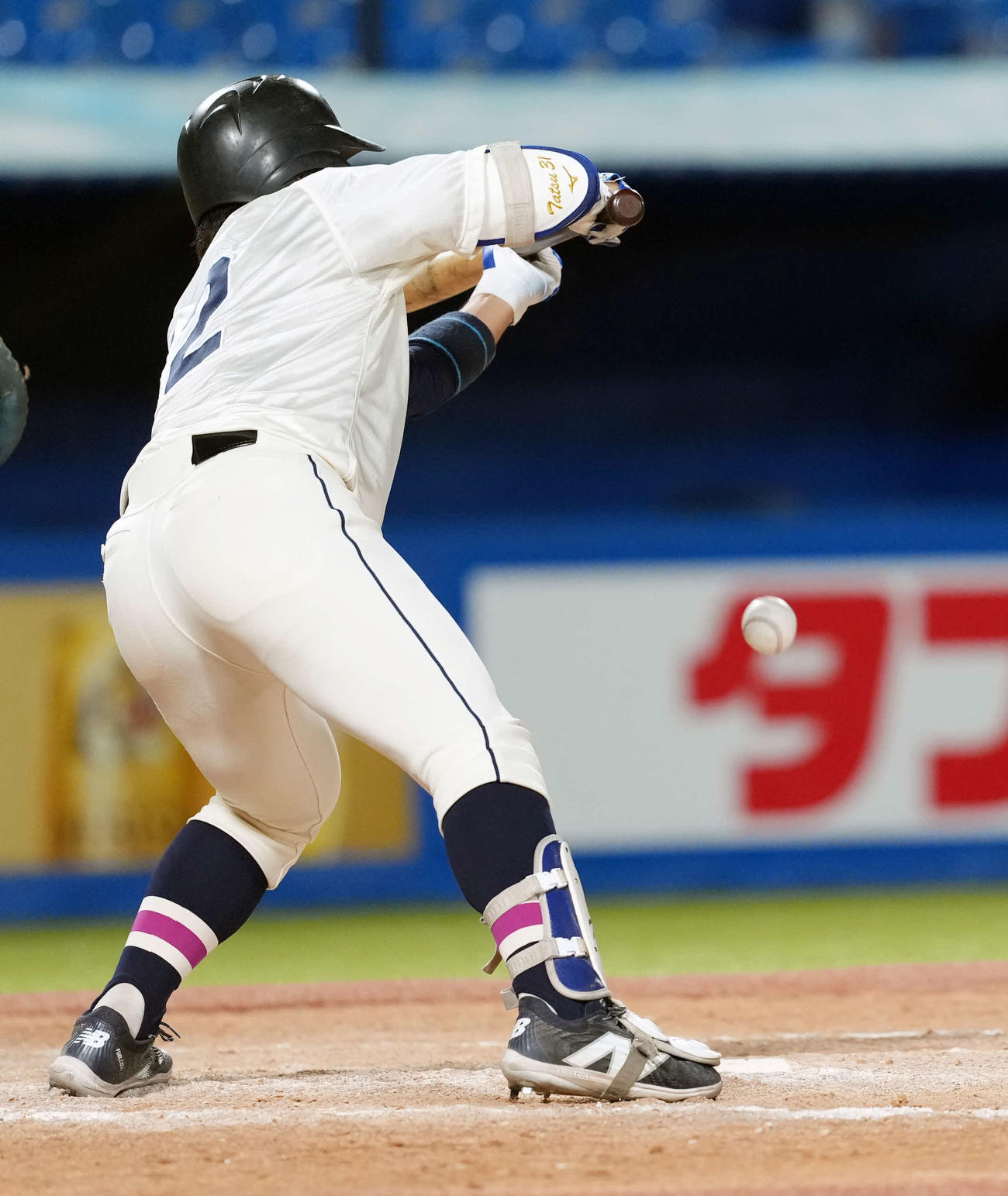 亜大対国学院大　10回裏国学院大1死二、三塁、サヨナラを呼び込むスクイズを決める国学院大・黒木（撮影・小島史椰）