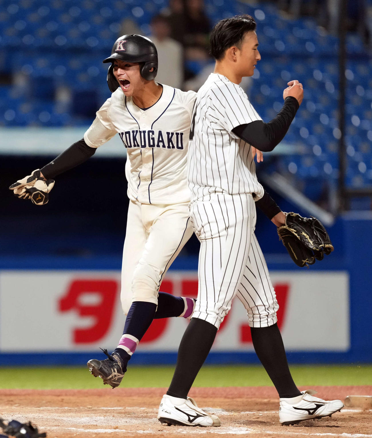 亜大対国学院大　10回裏国学院大1死二、三塁、国学院大・黒木がサヨナラを呼び込むスクイズを決めサヨナラの生還をする国学院大・落合（左）（撮影・小島史椰）