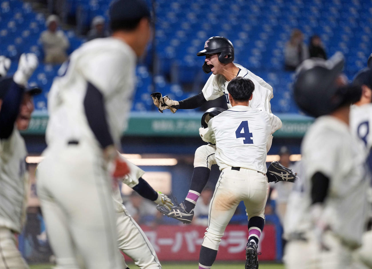 亜大対国学院大　10回裏国学院大1死二、三塁、サヨナラの生還をし喜びを爆発させる国学院大・落合（中央）（撮影・小島史椰）