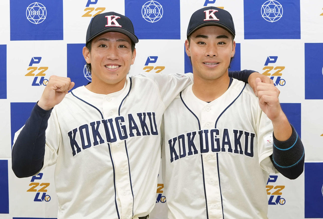 亜大対国学院大　タイブレークで亜大にサヨナラ勝ちし、会見でガッツポーズをする国学院大・當山（左）と黒木（撮影・小島史椰）