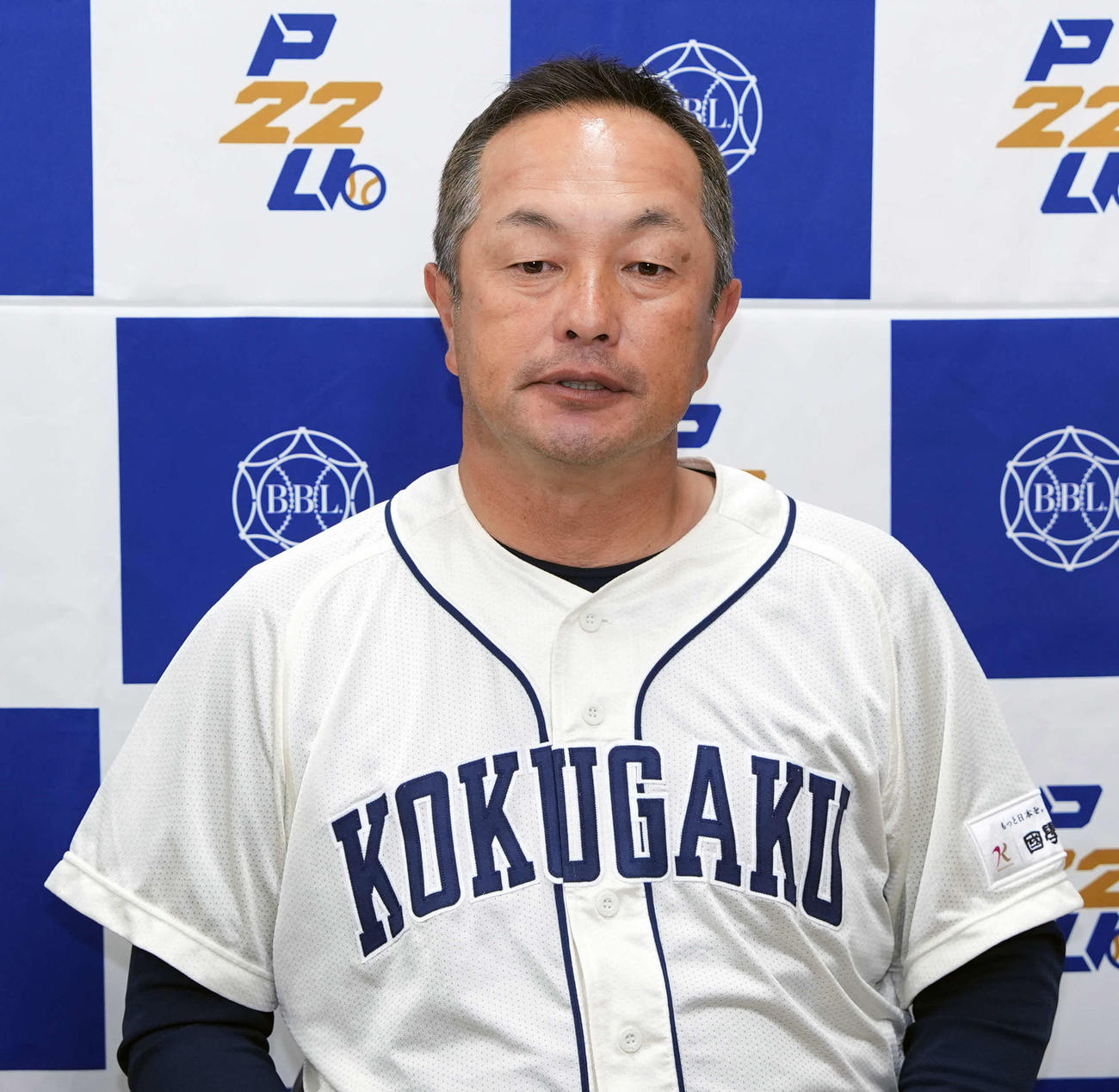 亜大対国学院大　タイブレークで亜大にサヨナラ勝ちし、会見に応じる鳥山泰孝監督（撮影・小島史椰）