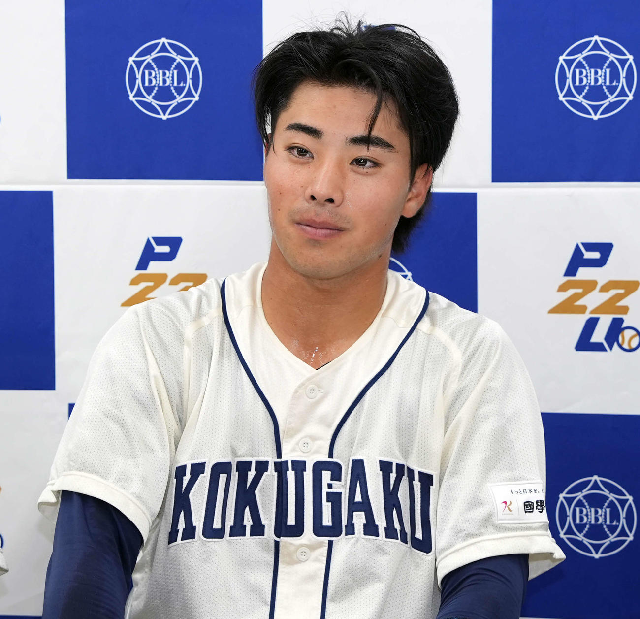 亜大対国学院大　タイブレークで亜大にサヨナラ勝ちし、会見に応じる国学院大・黒木（撮影・小島史椰）