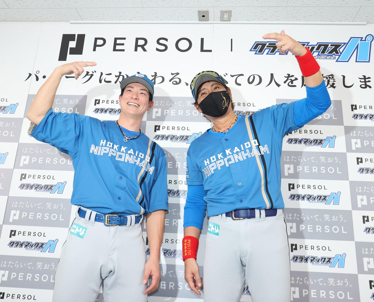 会見終了後にポーズを決める松本剛（左）と新庄監督（撮影・梅根麻紀）