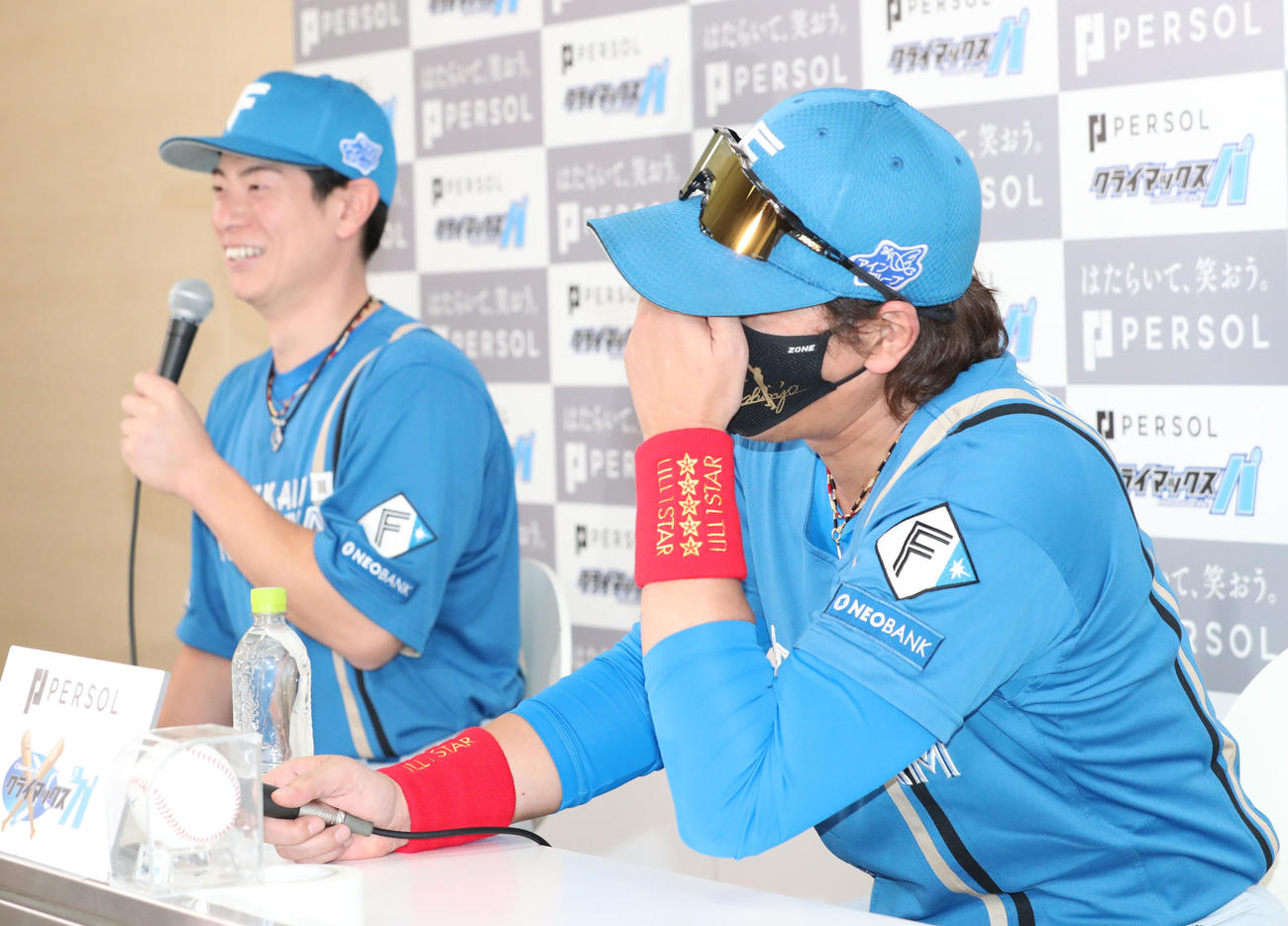 会見で話をする日本ハム松本剛、右は新庄監督（撮影・梅根麻紀）