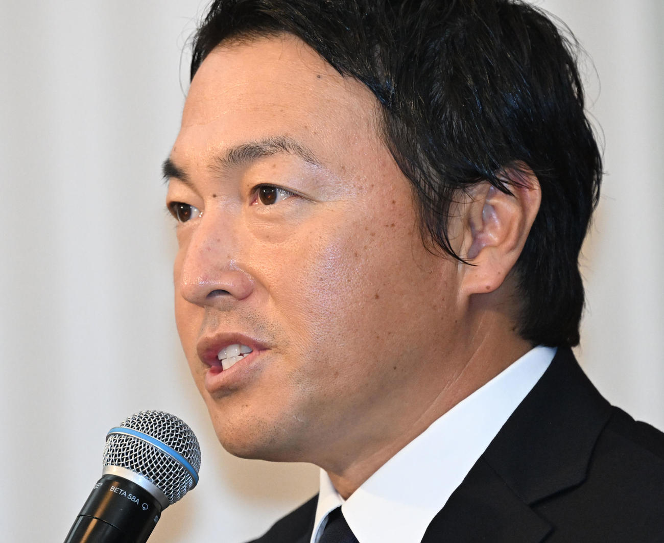 現役引退の記者会見をする巨人長野外野手（撮影・千葉一成）