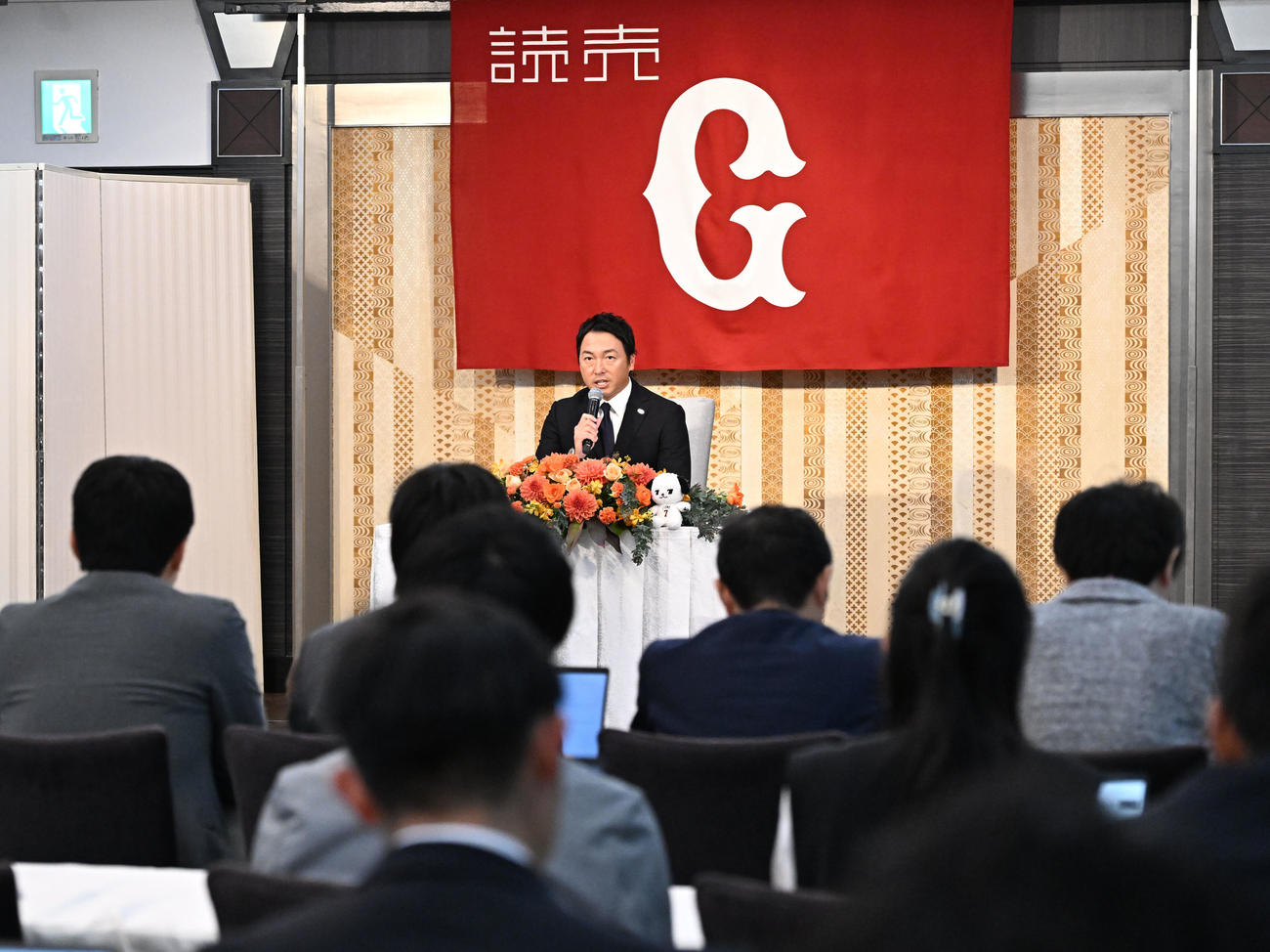 現役引退の記者会見をする巨人長野外野手（撮影・千葉一成）