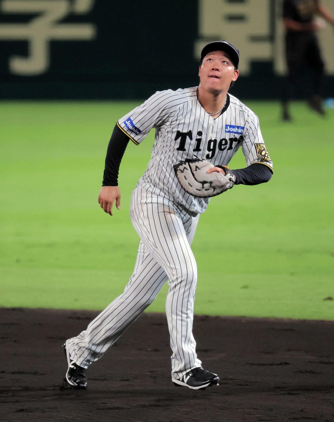 ナイター練習で飛球を追う阪神大山（撮影・宮崎幸一）