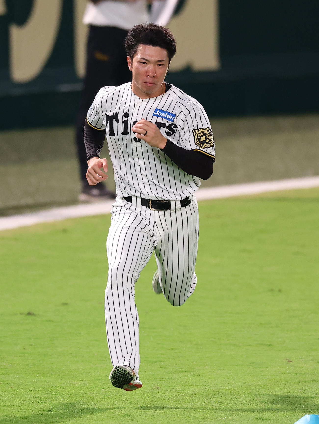 外野をダッシュする石井（撮影・上田博志）
