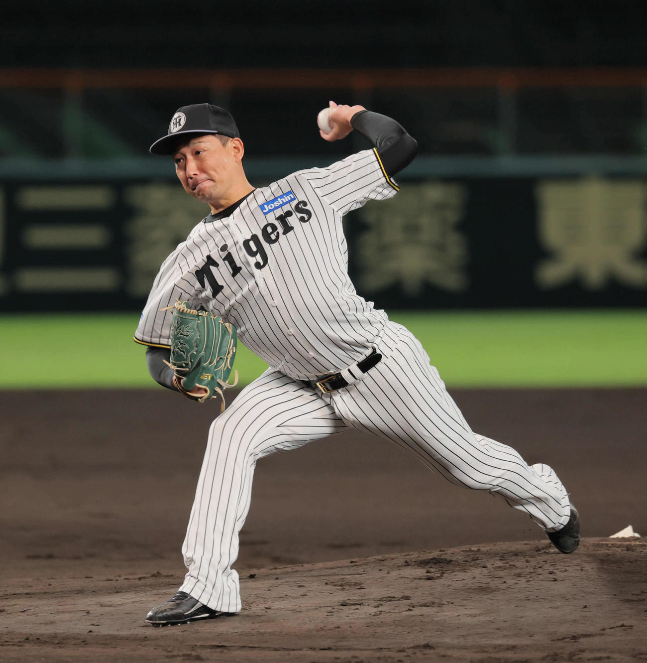 投内連係でマウンドから投球する阪神岩崎（撮影・宮崎幸一）