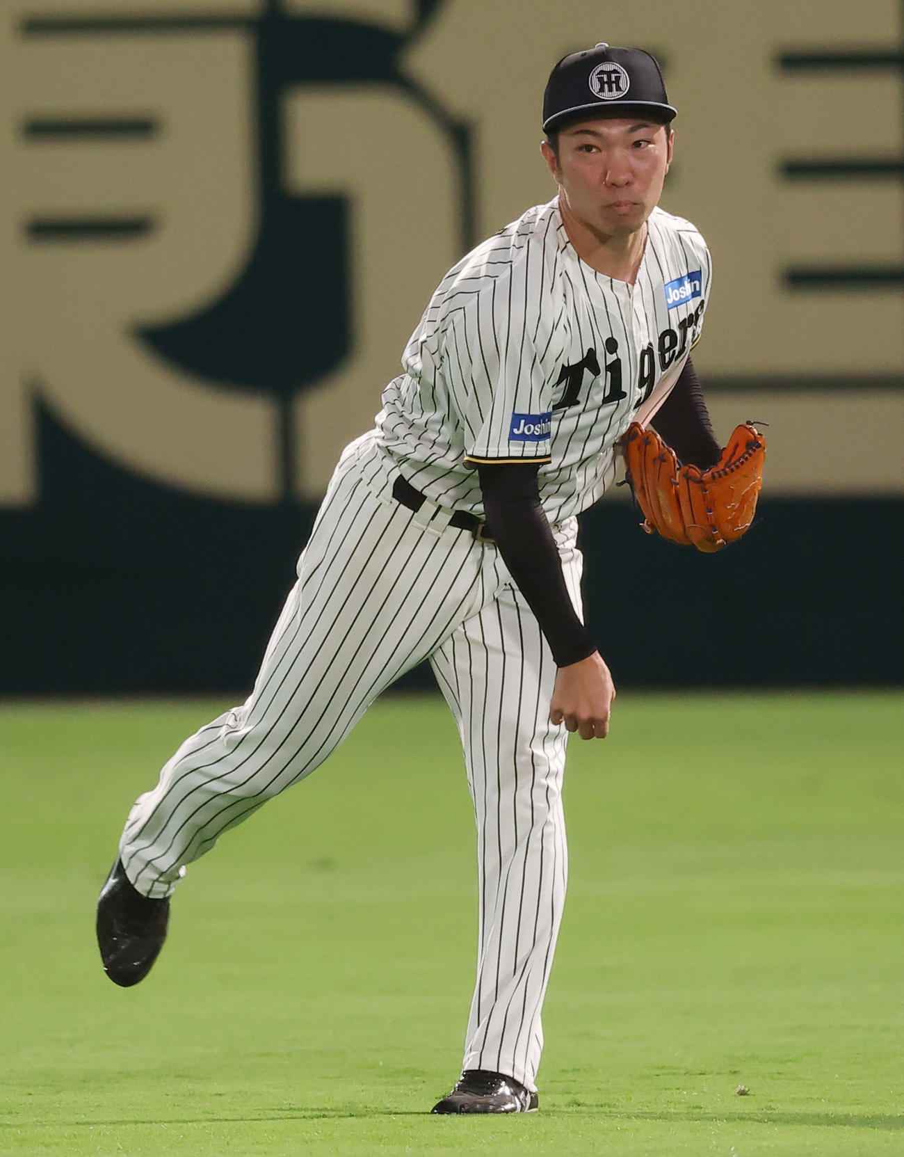 キャッチボールをする石井（撮影・上田博志）