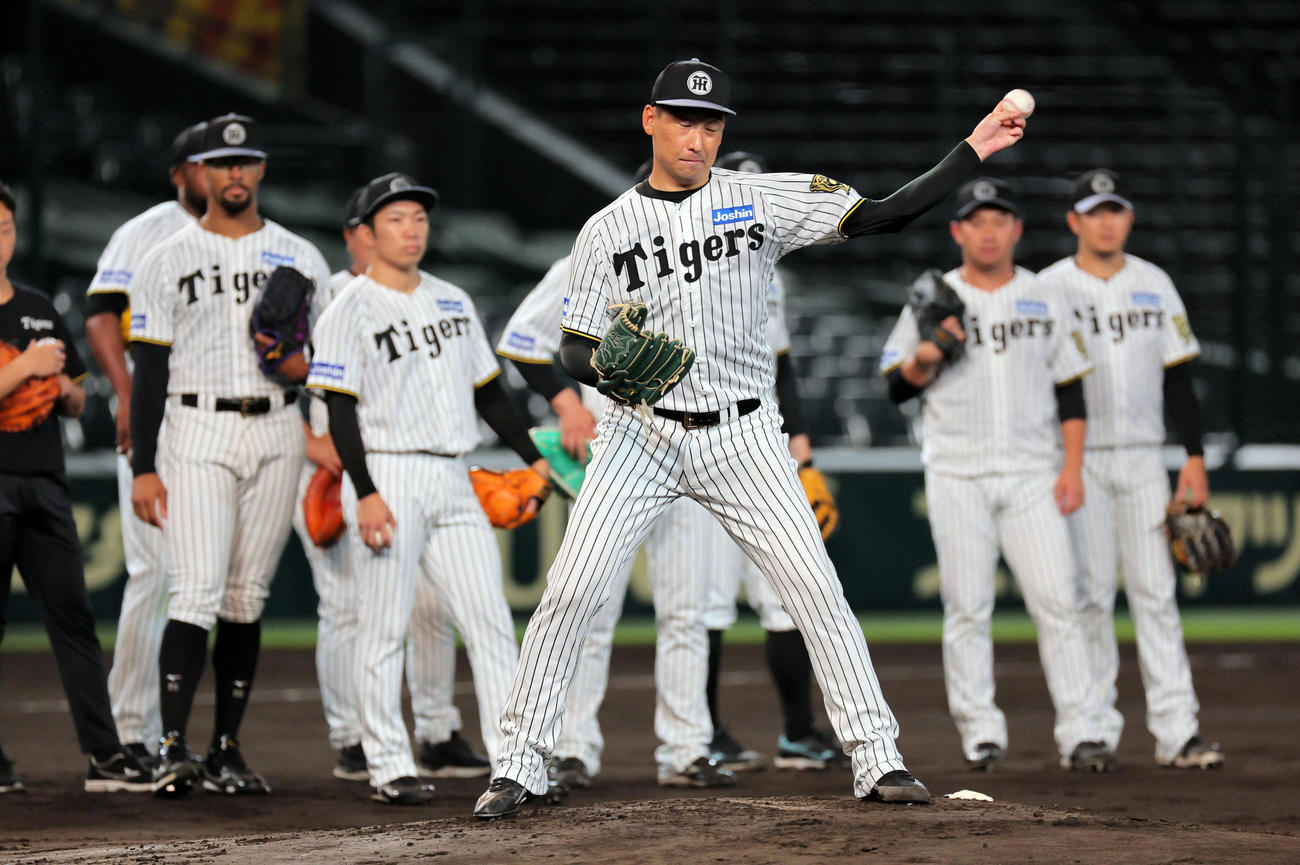けん制練習を行う阪神岩崎（撮影・宮崎幸一）
