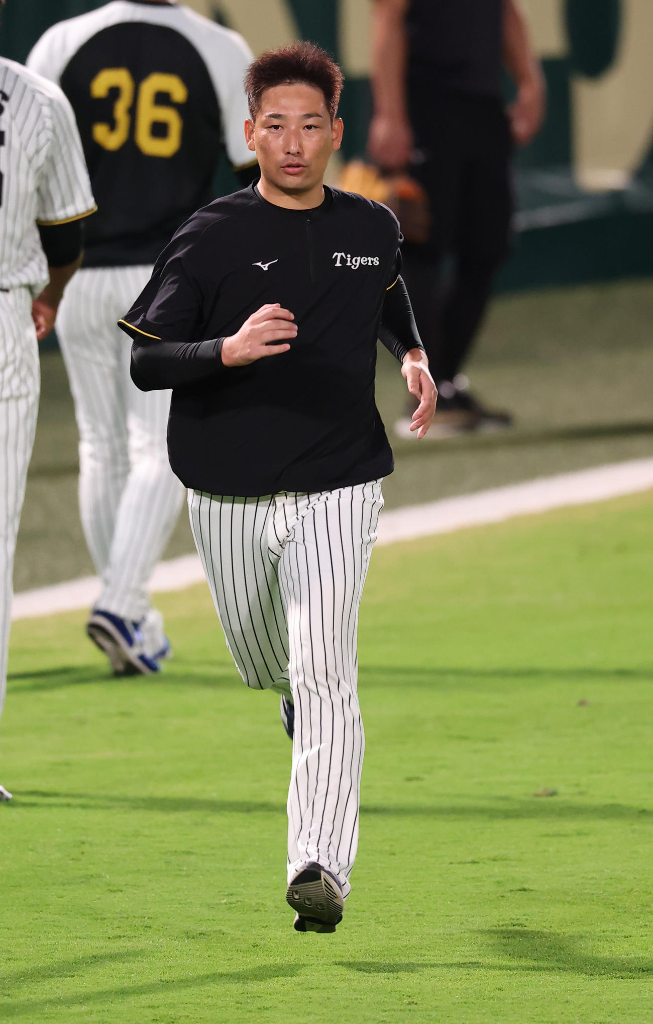 外野をダッシュする岩崎（撮影・上田博志）
