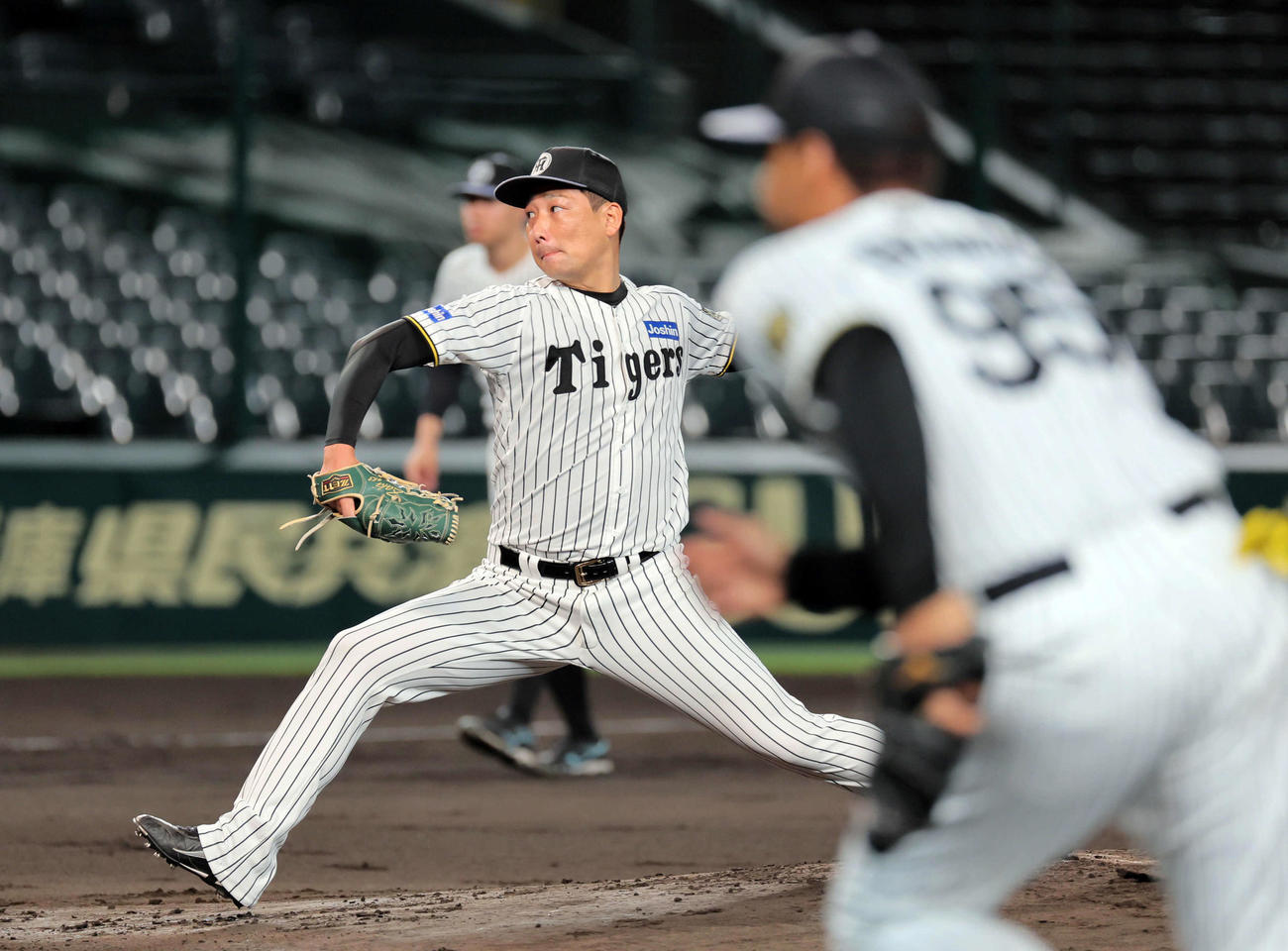 投内連係でマウンドから投球する阪神岩崎（撮影・宮崎幸一）