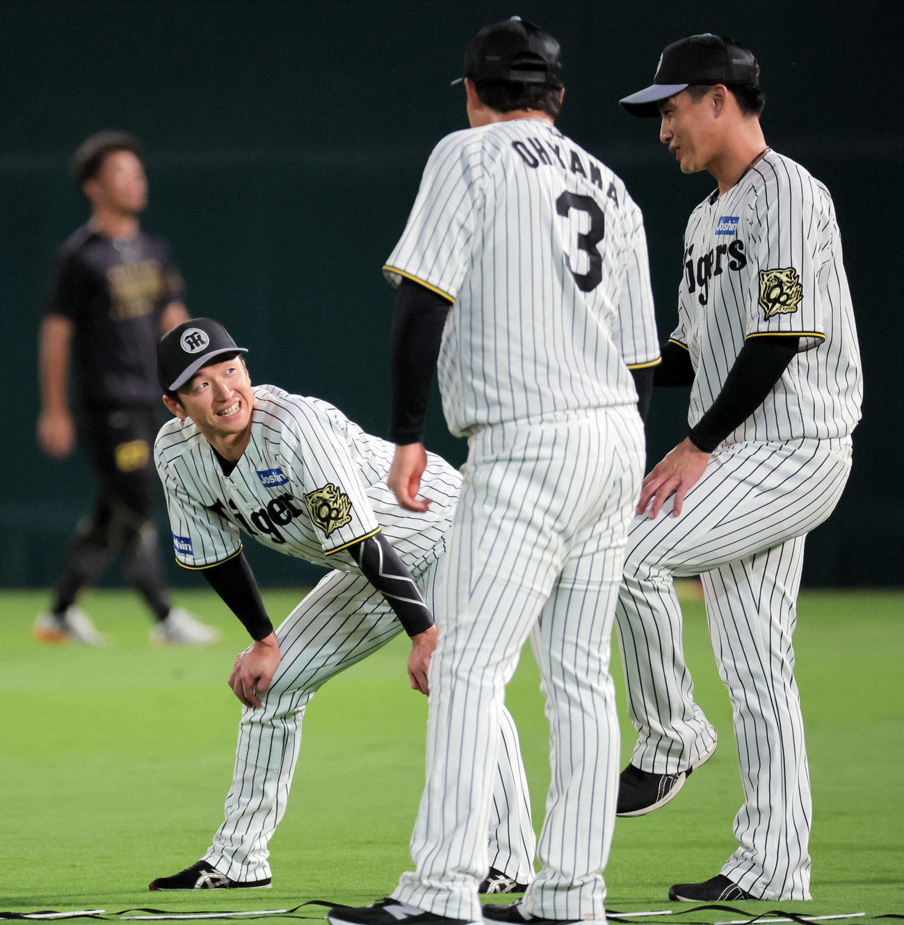 ナイター練習で笑顔を見せる阪神近本（撮影・宮崎幸一）