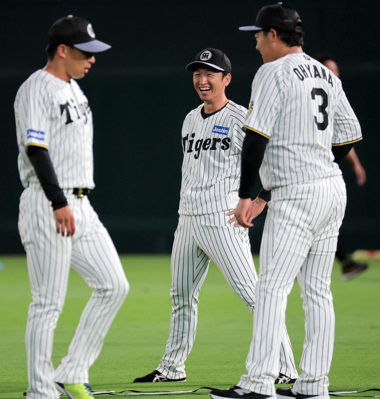 ナイター練習で笑顔を見せる阪神近本（撮影・宮崎幸一）