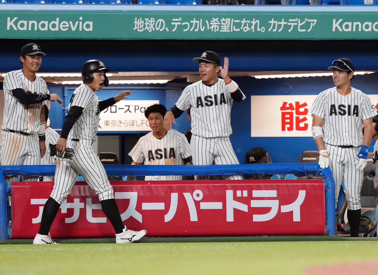 亜大対国学院大　10回表亜大2死満塁、国学院大・飯田の押し出し四球で生還した亜大・前嶋（左から2番目）（撮影・小島史椰）