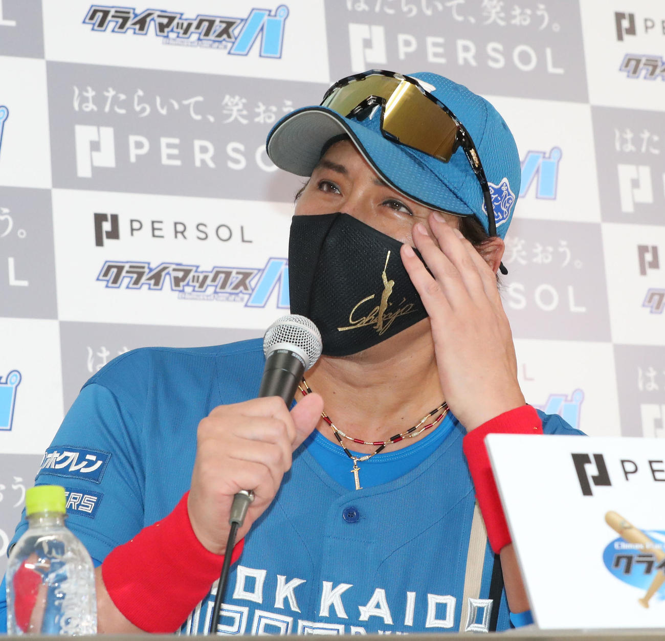 会見で表情豊かに話をする日本ハム新庄監督（撮影・梅根麻紀）