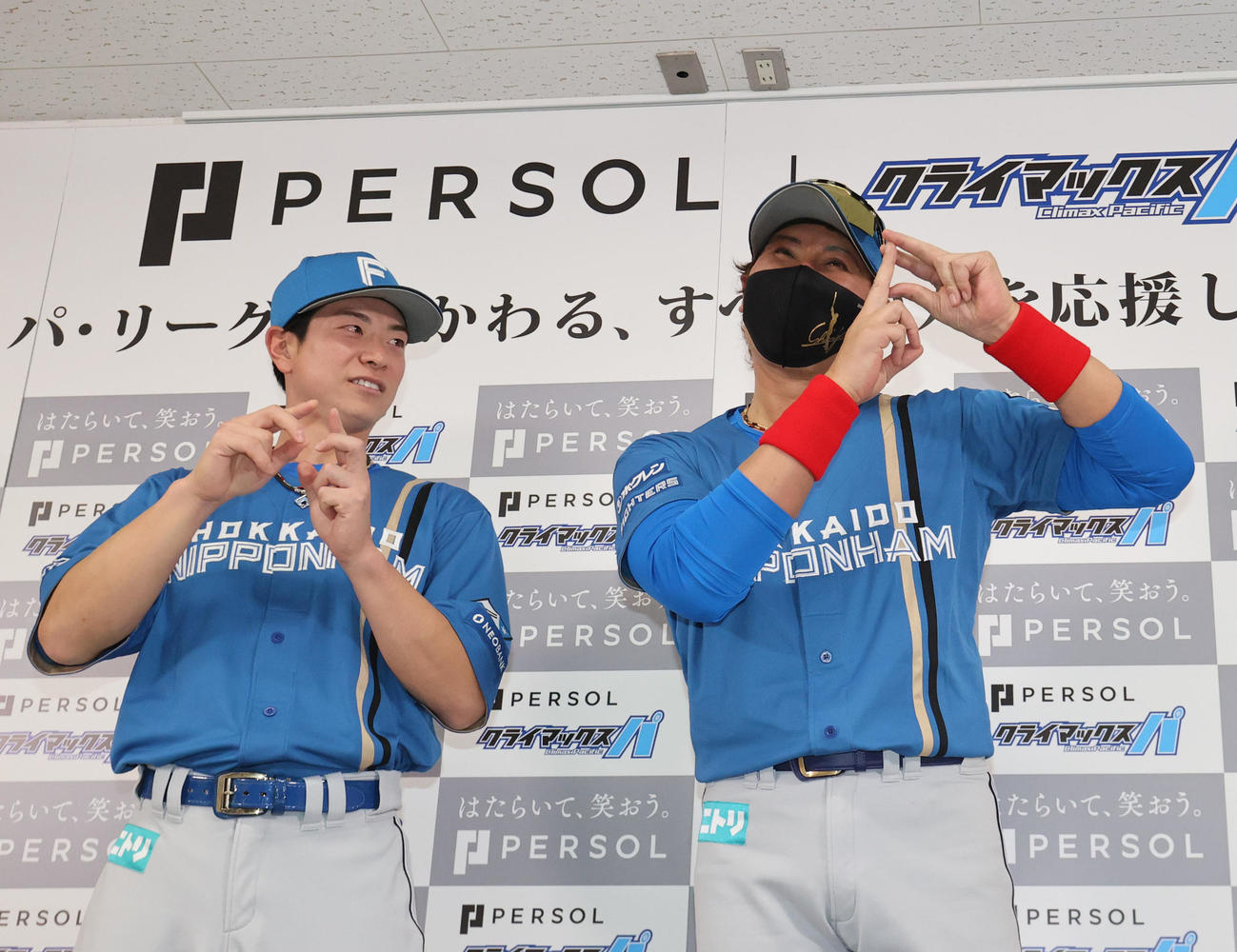 会見終了後のフォトセッションで今季ソフトバンクスローガン「PS！（ピース）」のやり方を松本剛に教える新庄監督（撮影・梅根麻紀）