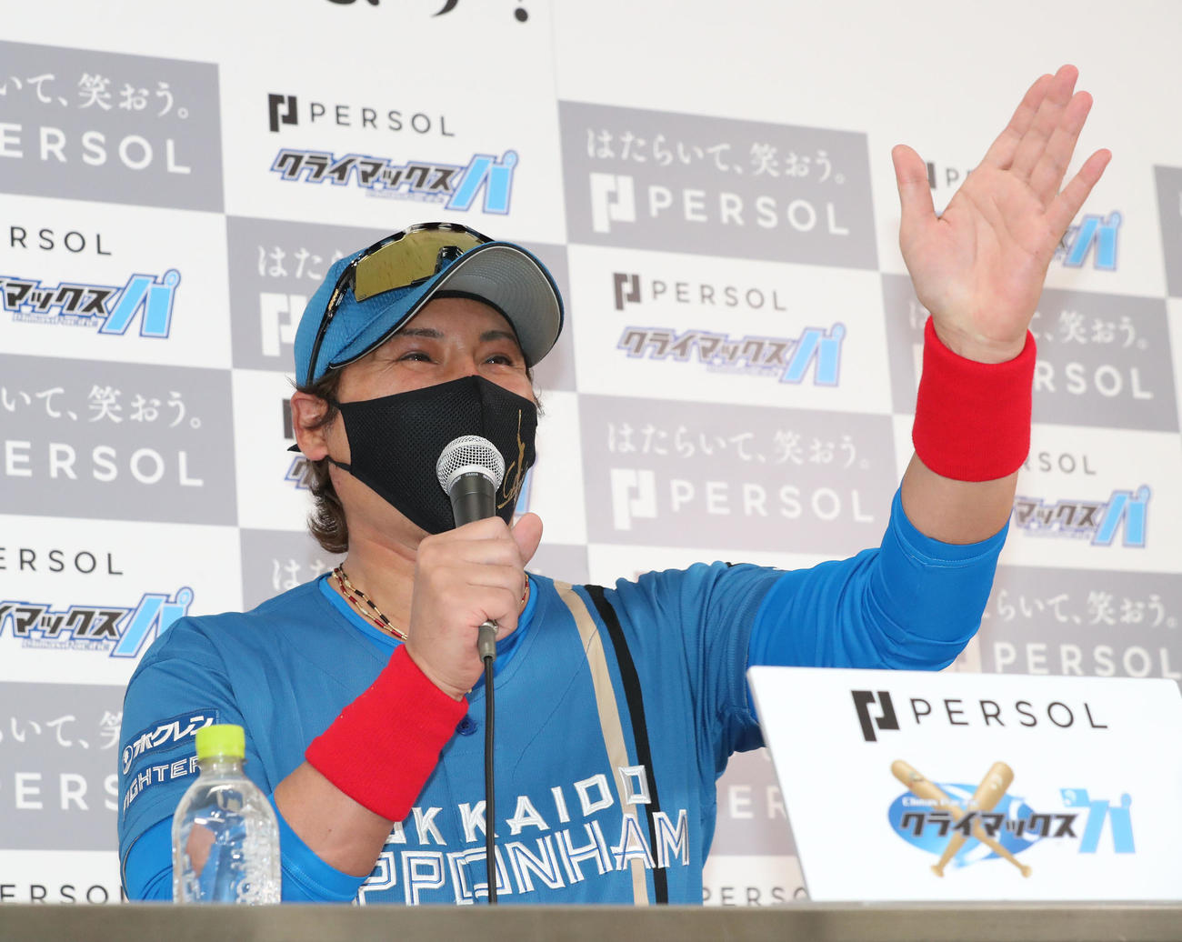 会見で表情豊かに話をする日本ハム新庄監督（撮影・梅根麻紀）