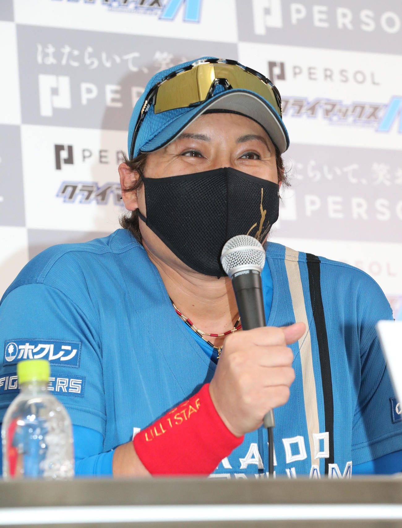 会見で表情豊かに話をする日本ハム新庄監督（撮影・梅根麻紀）