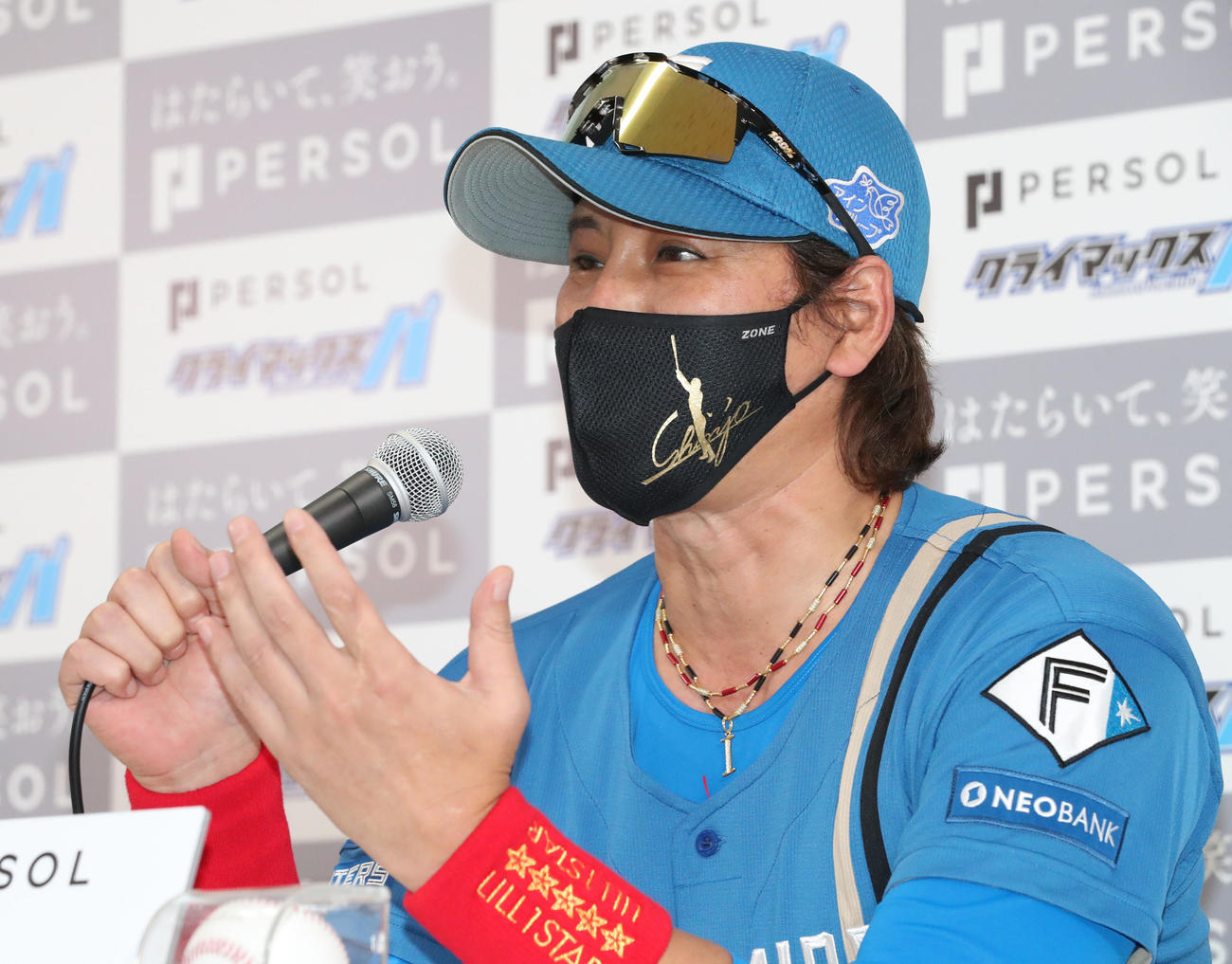 会見で表情豊かに話をする日本ハム新庄監督（撮影・梅根麻紀）