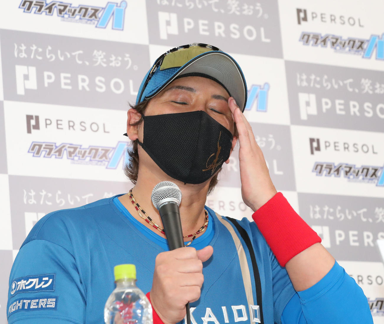 会見で表情豊かに話をする日本ハム新庄監督（撮影・梅根麻紀）