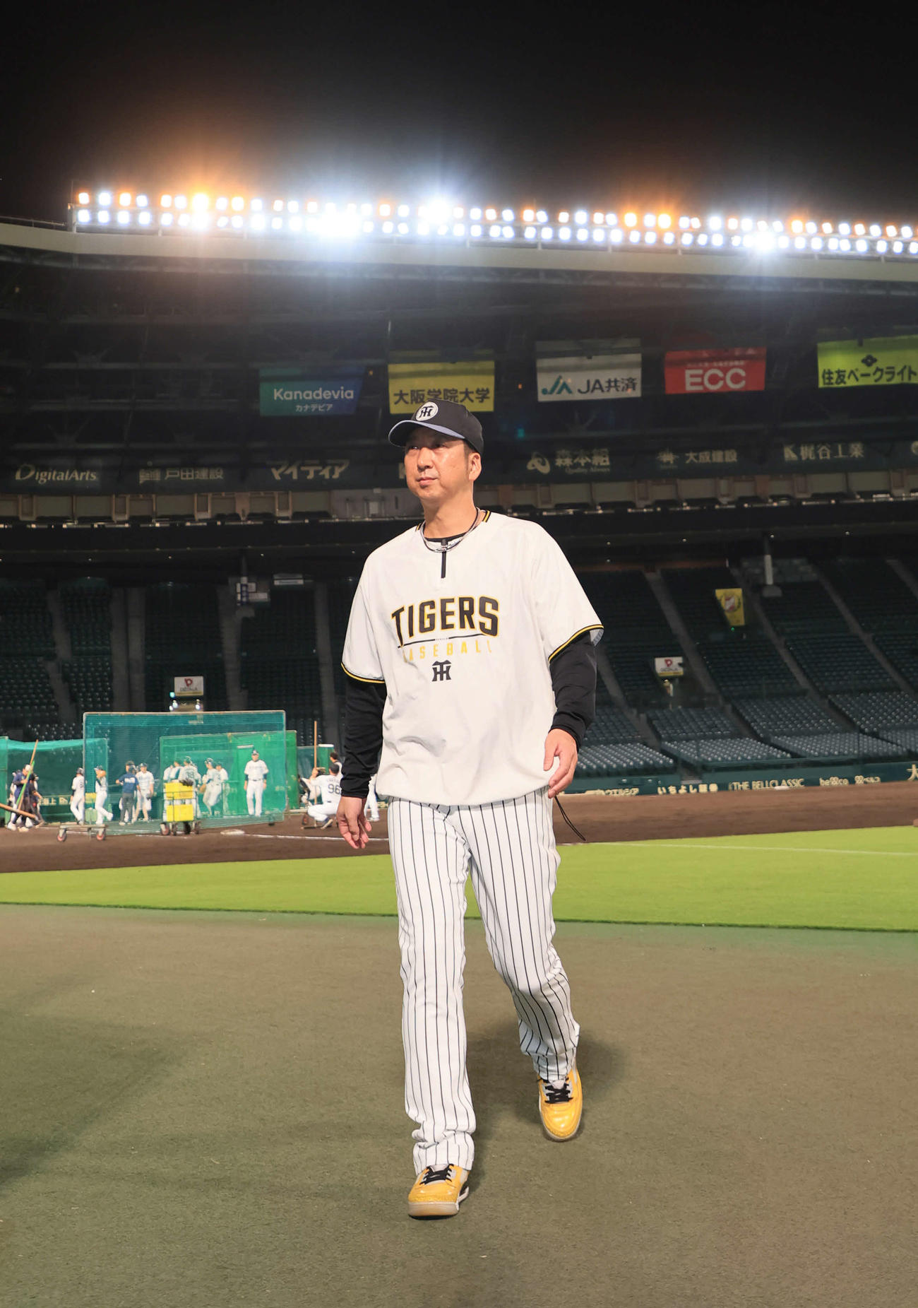CSファイナルに向けたナイター練習を終えて引き揚げる阪神藤川監督（撮影・宮崎幸一）