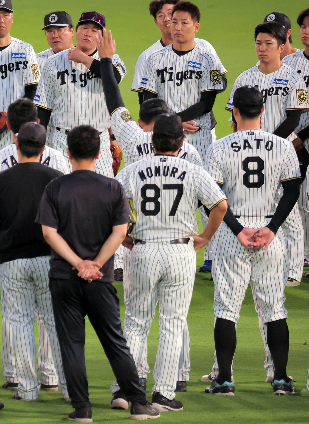CSファイナルに向けて甲子園で円陣を組んだ阪神ナイン。藤川監督の声が掛かった森下（手前中央）が手を上げる（撮影・宮崎幸一）