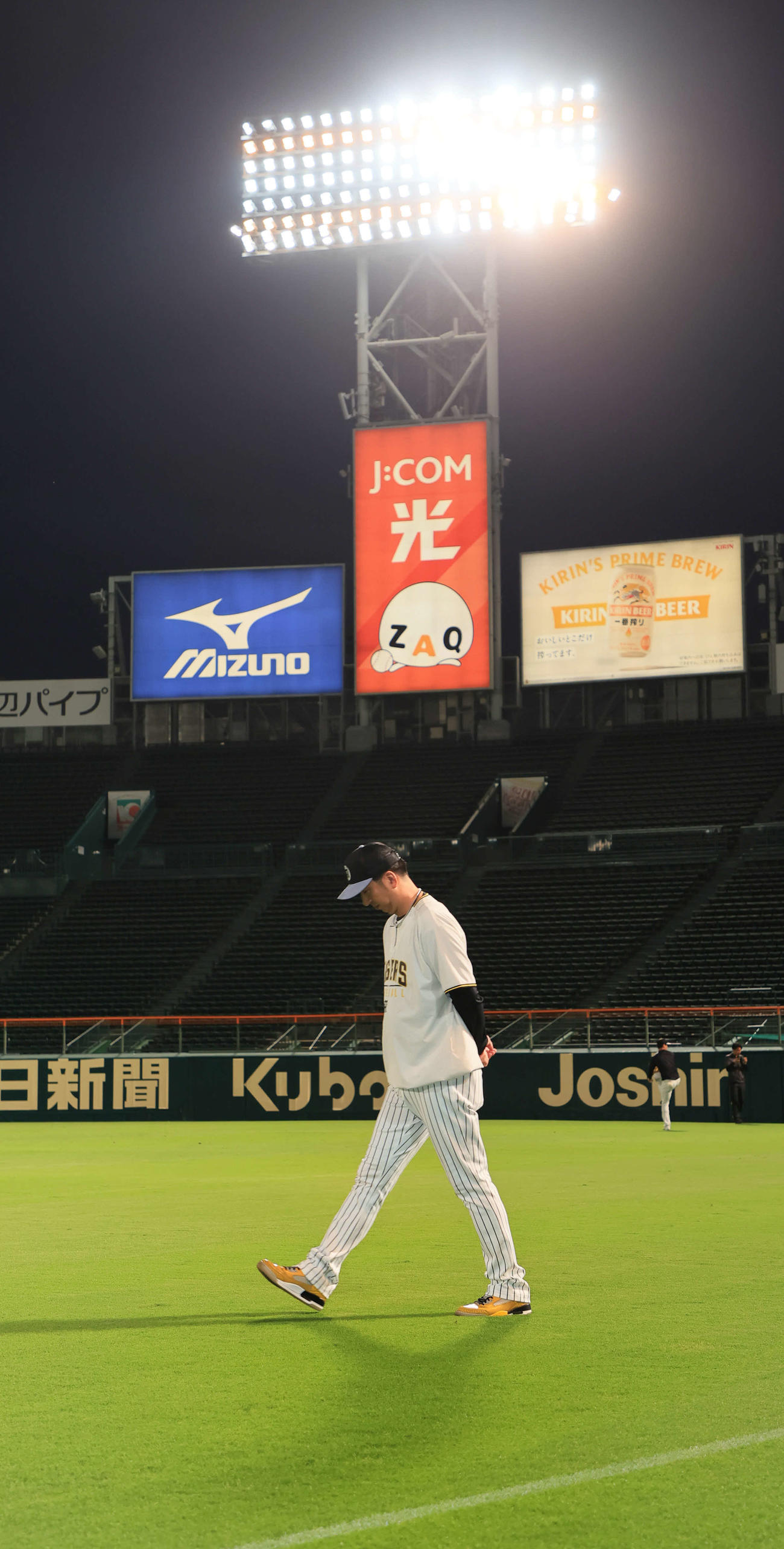 CSファイナルに向けたナイター練習を行った阪神藤川監督（撮影・宮崎幸一）