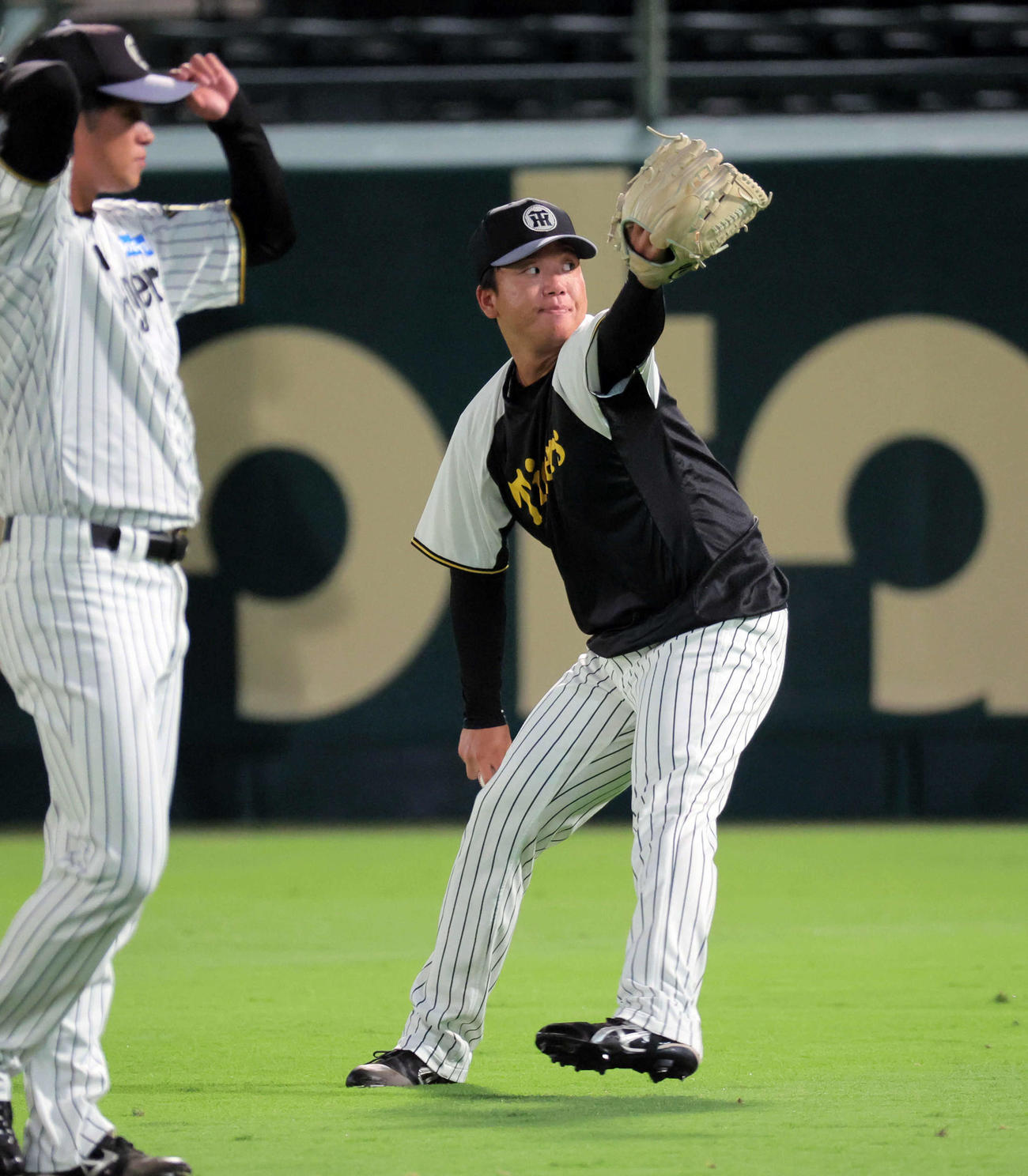 キャッチボールに励む阪神村上（撮影・宮崎幸一）