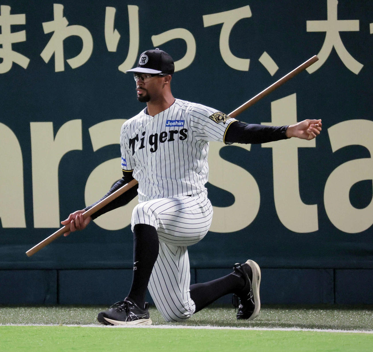 トレーニングに励む阪神デュプランティエ（撮影・宮崎幸一）