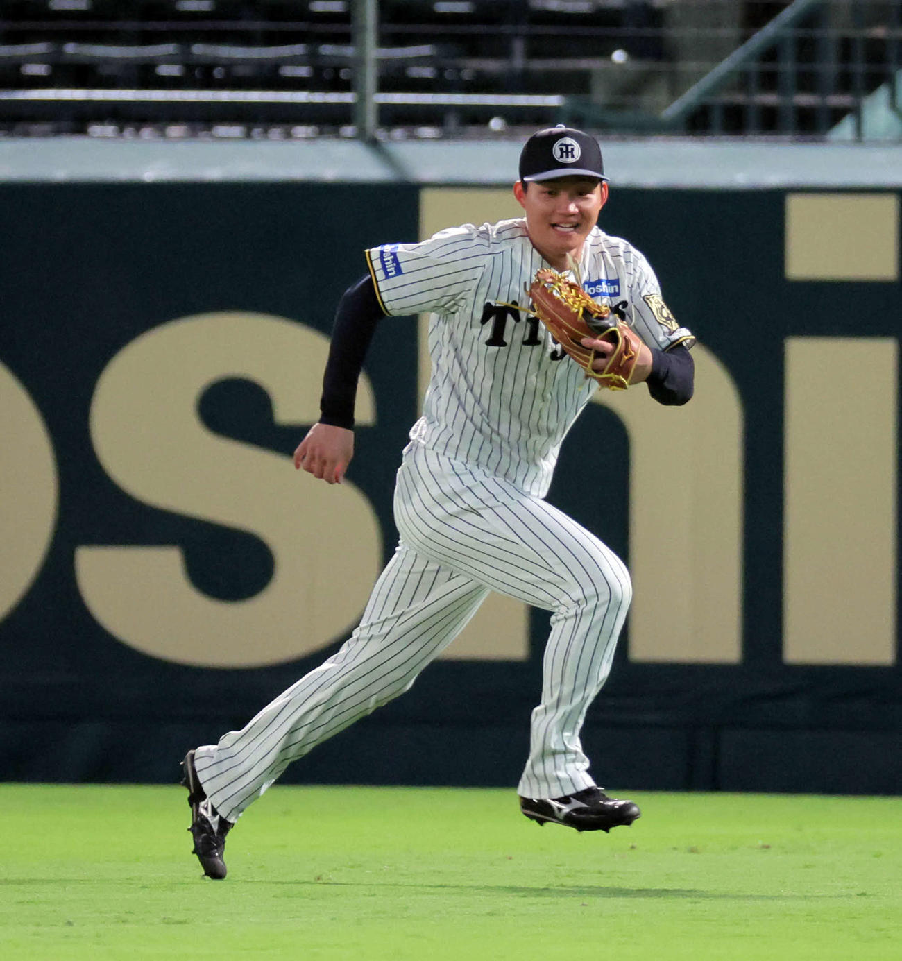 連係プレーで右翼を走る阪神森下（撮影・宮崎幸一）