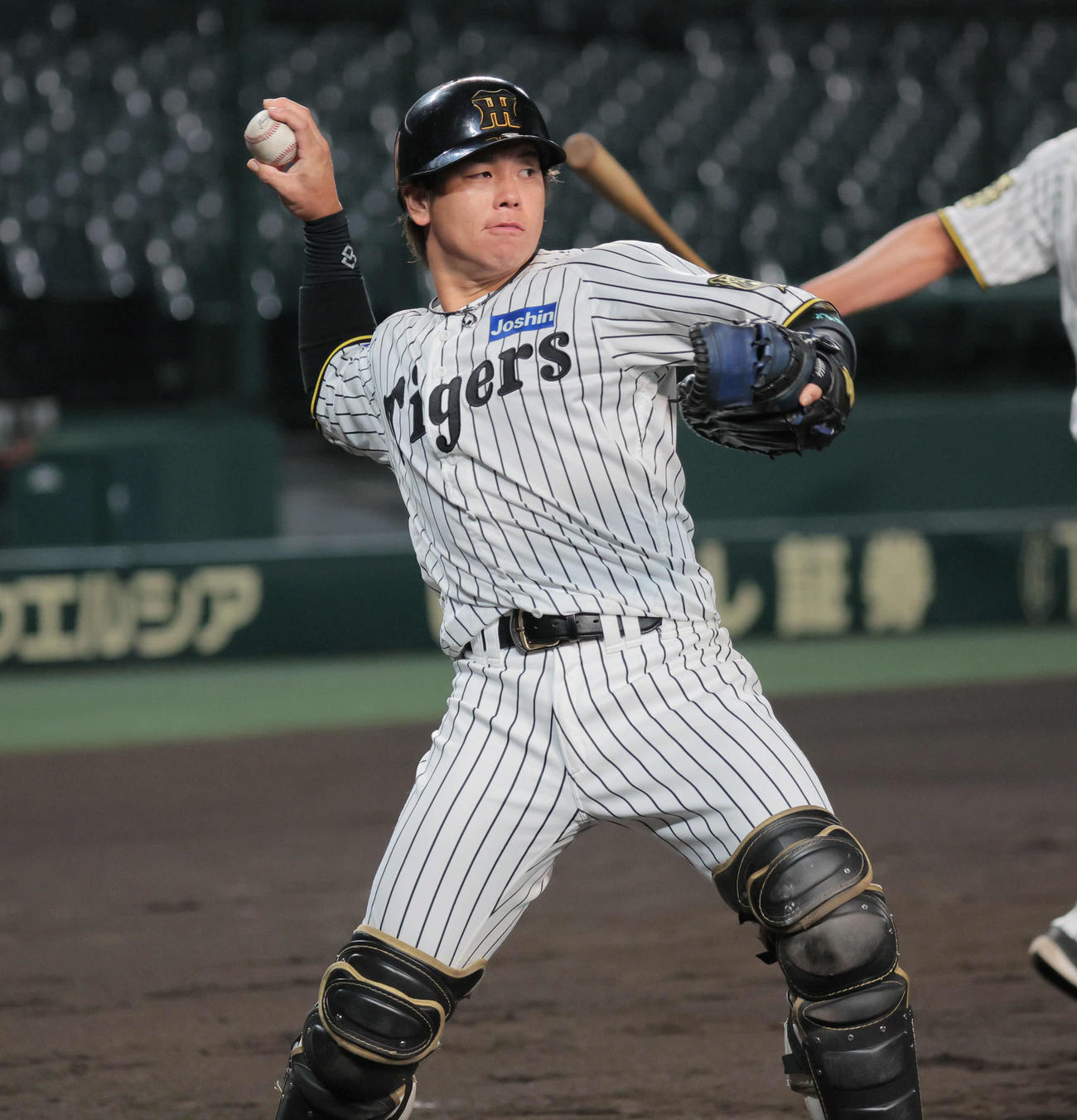 一塁に送球する阪神梅野（撮影・宮崎幸一）