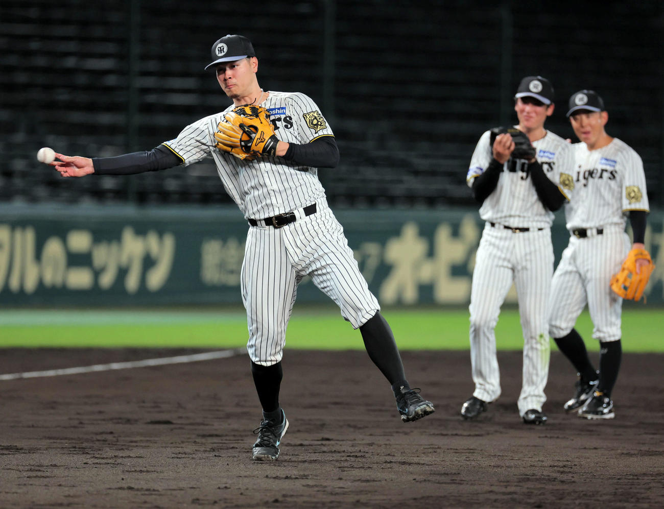 ノックを受ける阪神佐藤輝（撮影・宮崎幸一）