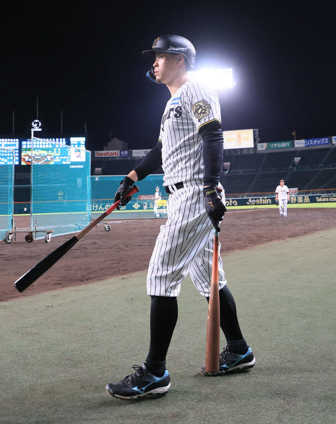 CSファイナルに向けてナイター練習を行った阪神佐藤輝（撮影・宮崎幸一）