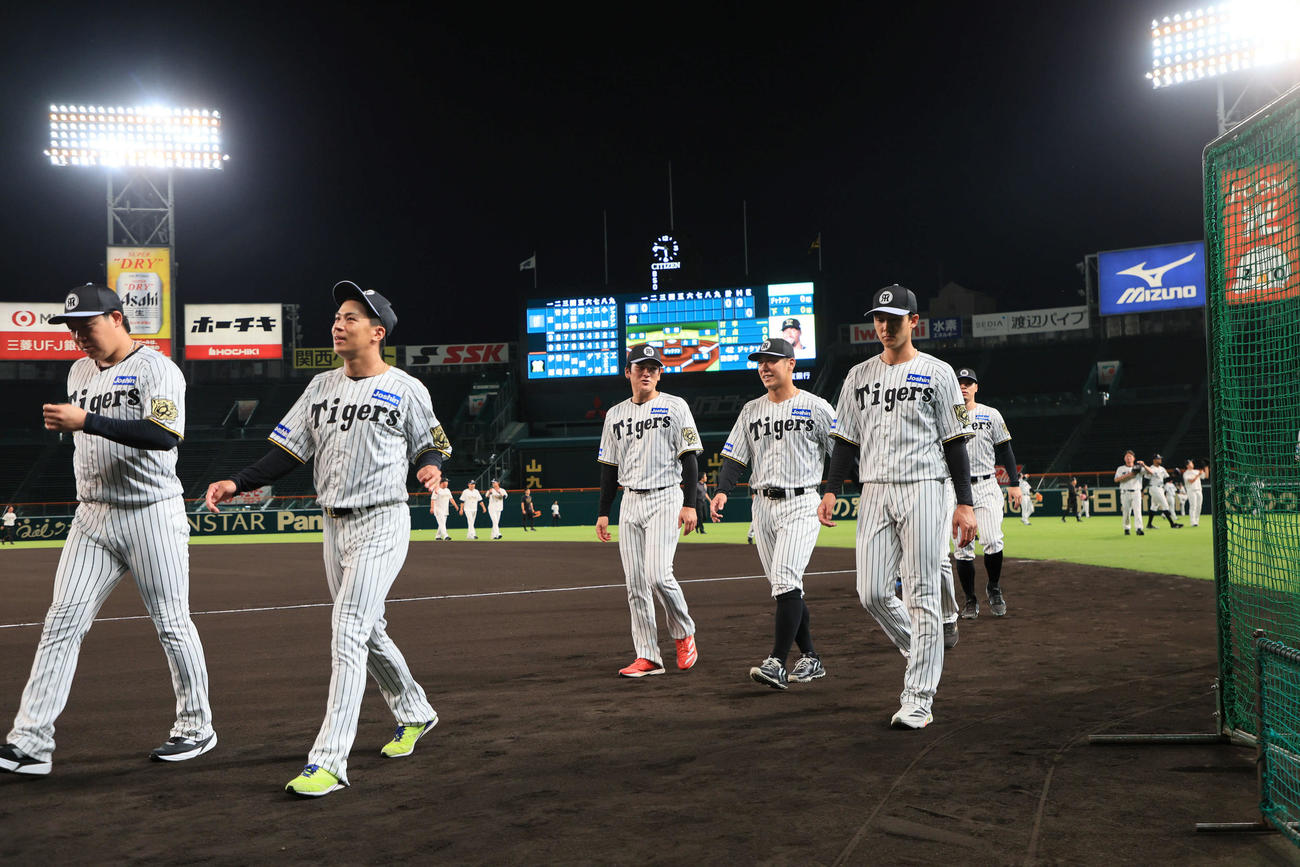 CSファイナルに向けたナイター練習を行った阪神ナイン（撮影・宮崎幸一）
