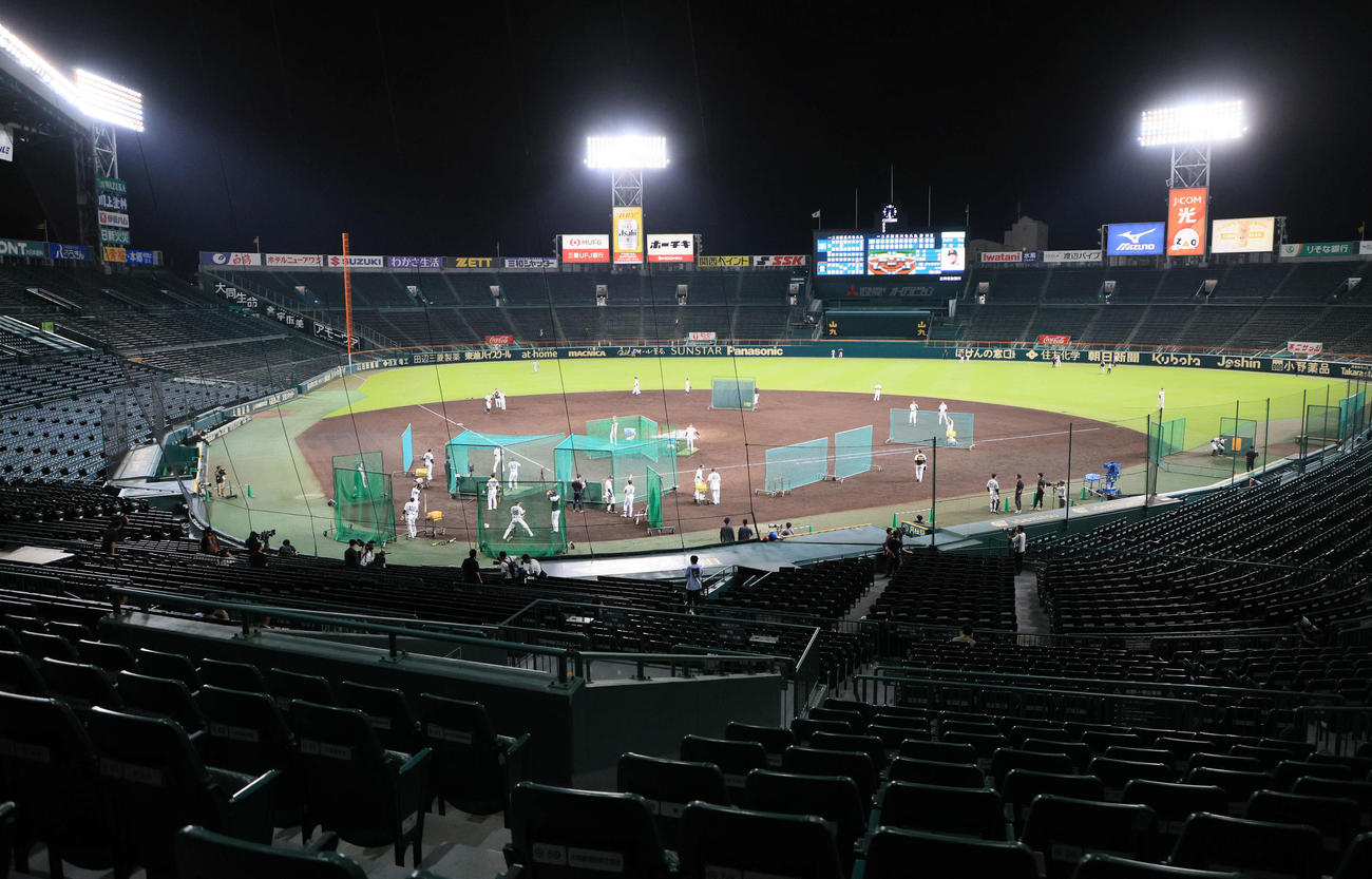 CSファイナルに向けたナイター練習を行った阪神ナイン（撮影・宮崎幸一）