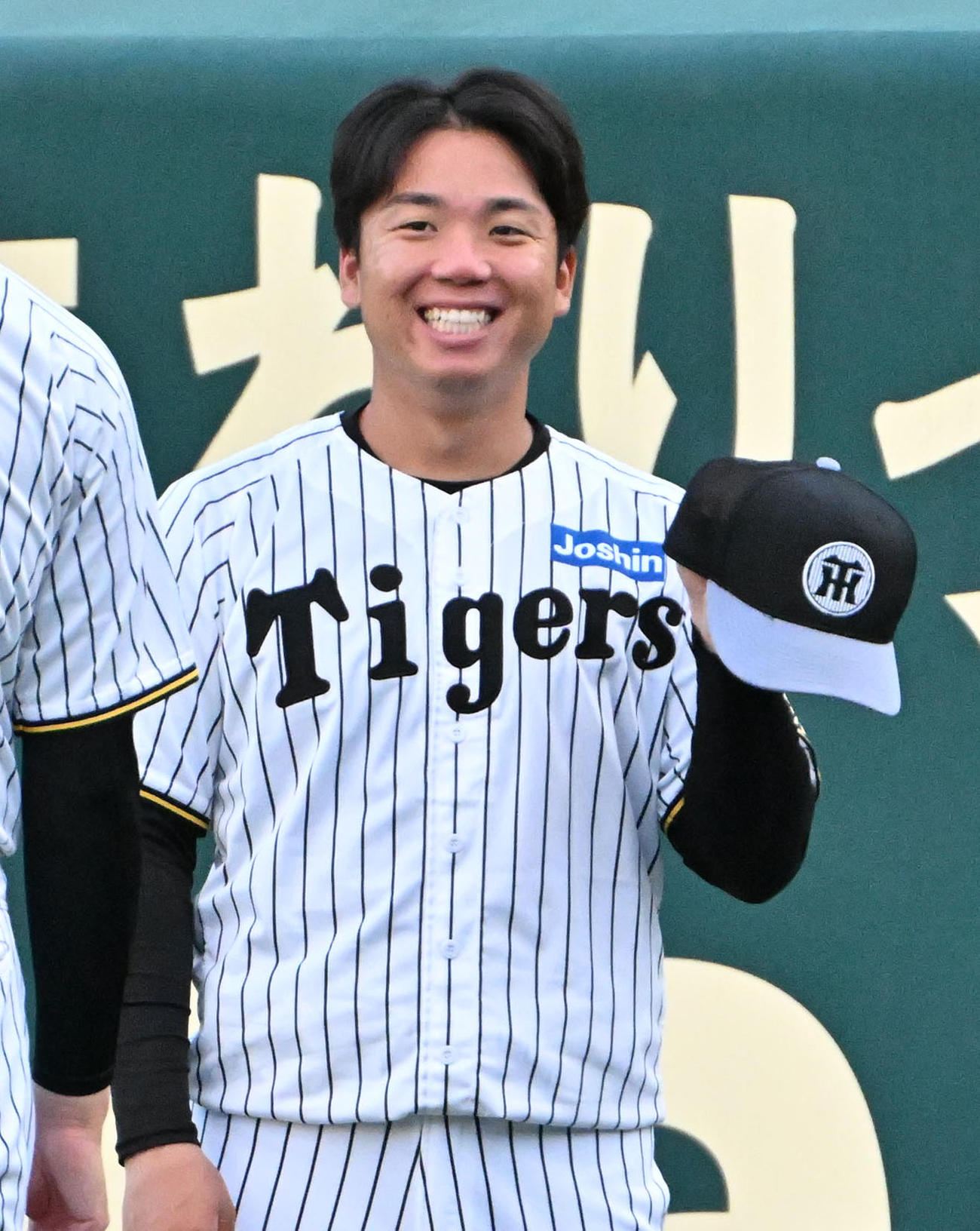 練習前に笑顔を見せる村上（撮影・石井愛子）