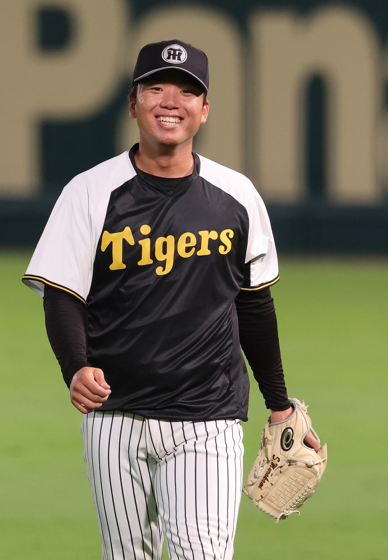 笑顔を見せながらキャッチボールをする村上（撮影・上田博志）