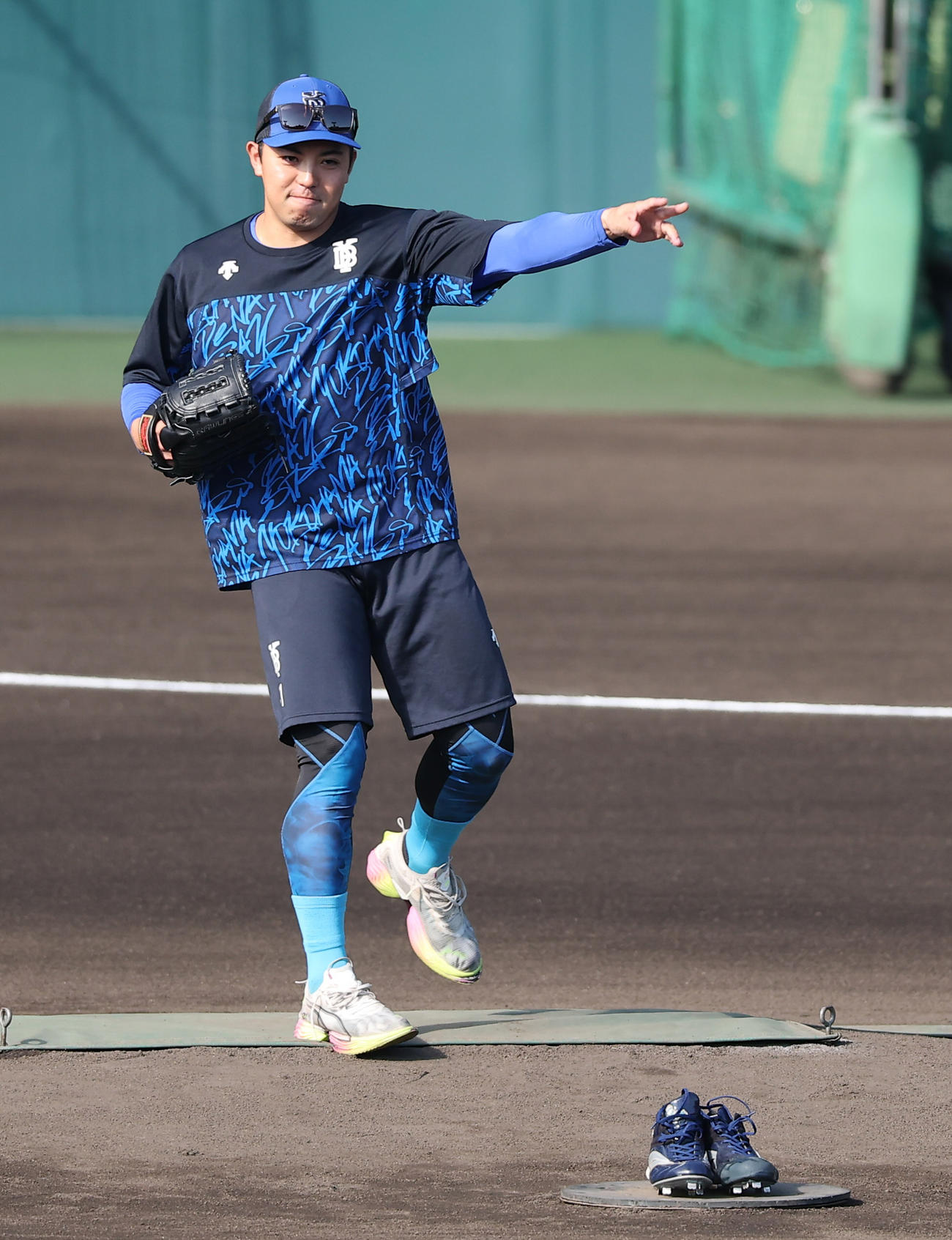 甲子園球場のマウンドを確認する東（撮影・上田博志）