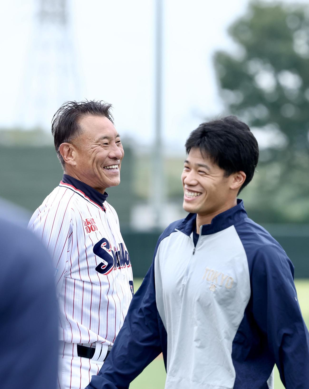 笑顔を見せるヤクルト池山監督（左）と塩見（撮影・河田真司）