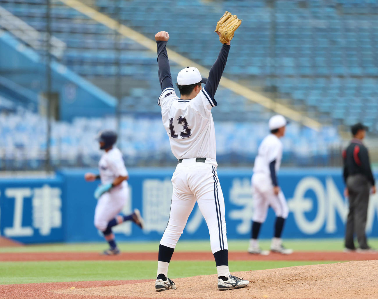 駒大対中大　完封しガッツポーズをする中大・山口（撮影・増田悦実）