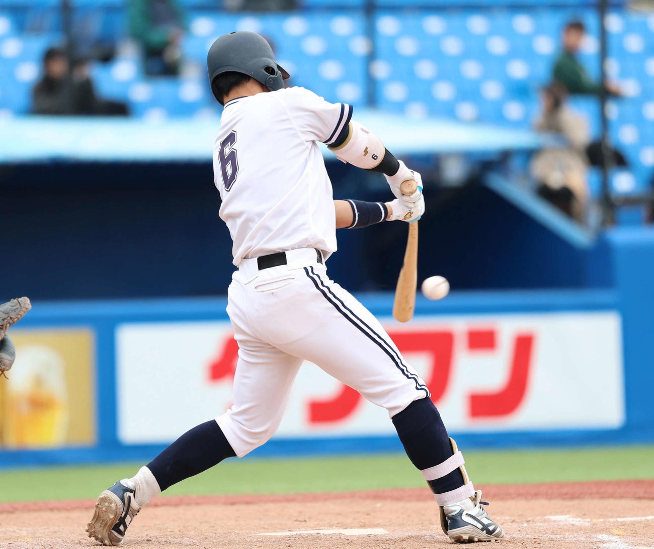 駒大対中大　7回裏中大1死一、二塁、適時三塁打を放つ皆川（撮影・増田悦実）