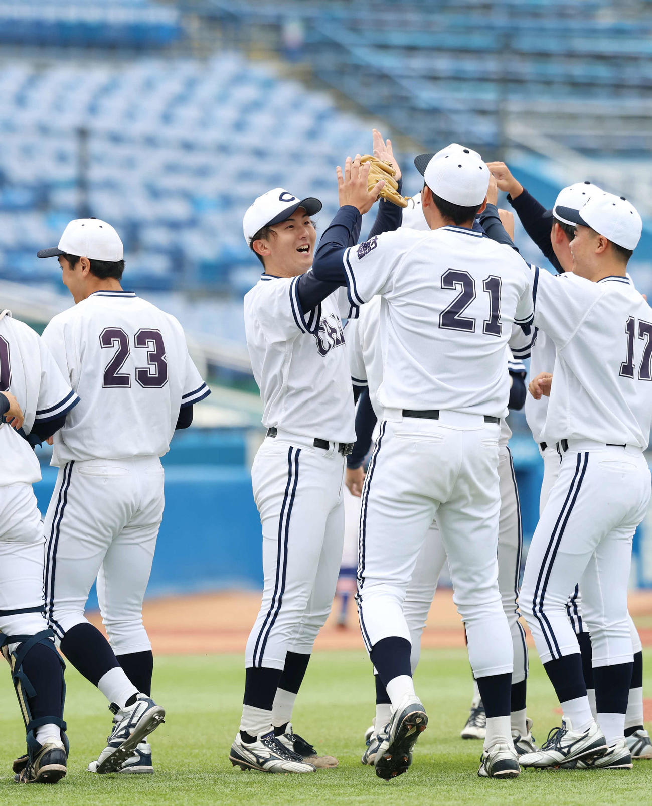 駒大対中大　完封しナインとタッチを交わす中大・山口（中央）（撮影・増田悦実）