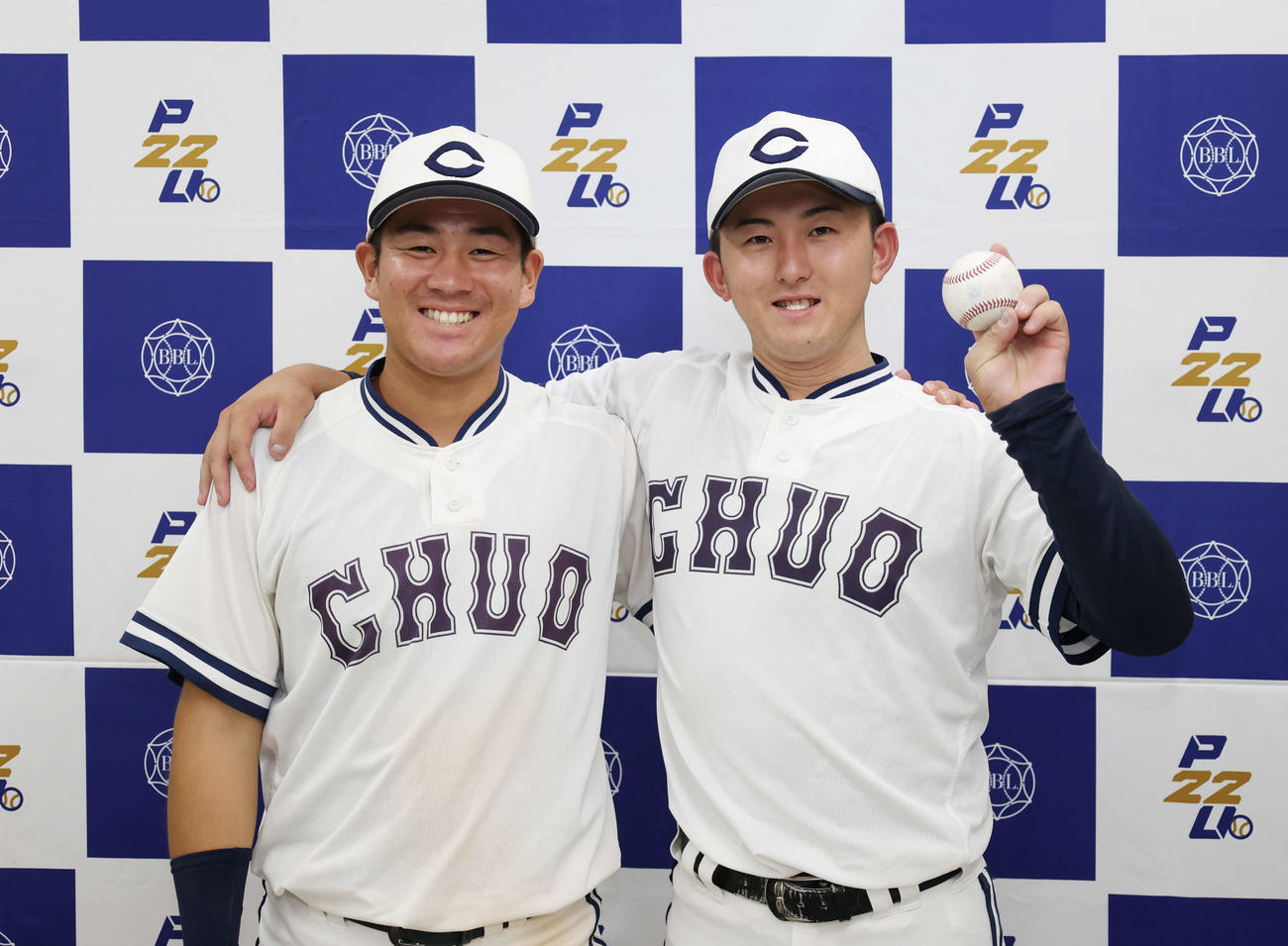 駒大対中大　勝利し笑顔で肩を組む中大・山口（右）と繁永（撮影・増田悦実）