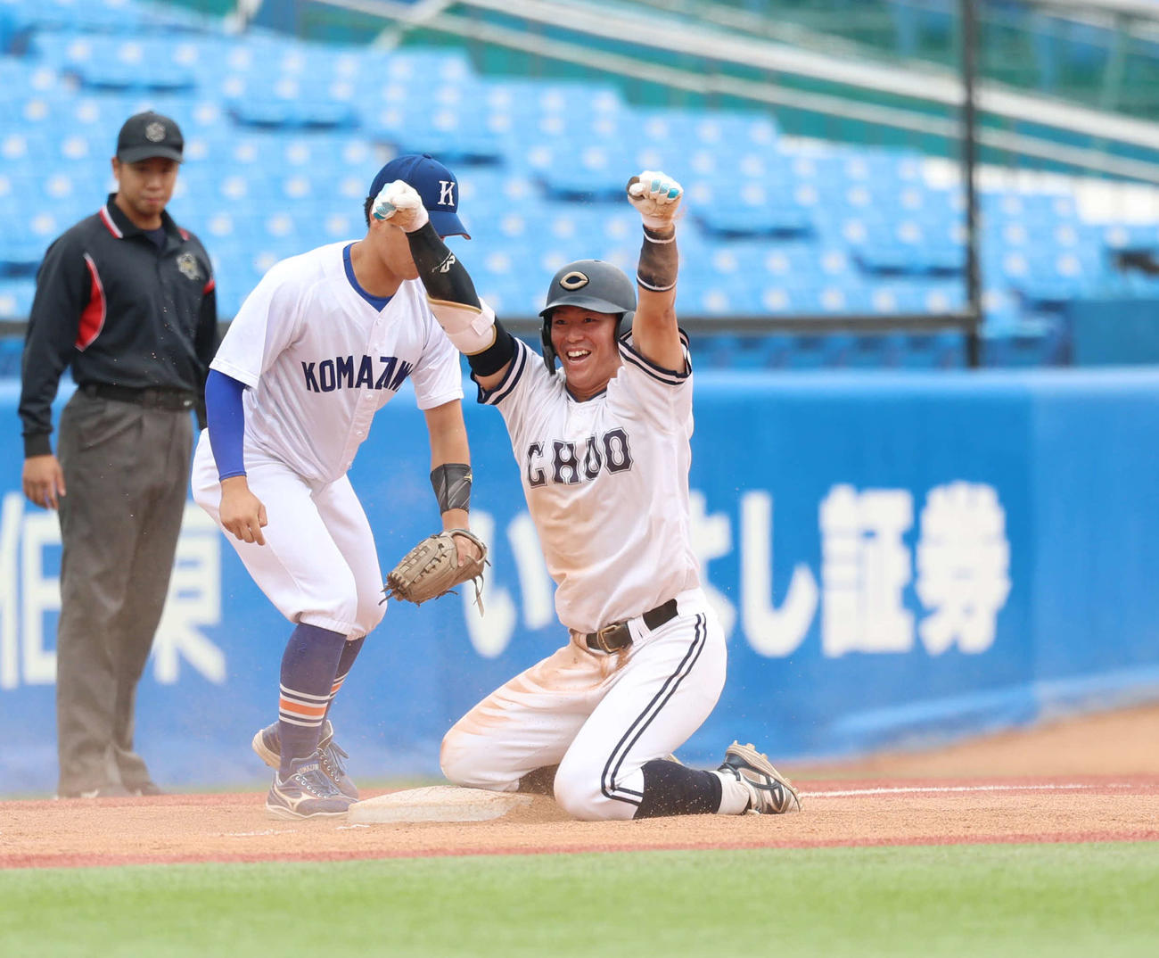 駒大対中大　7回裏中大1死一、二塁、適時三塁打を放ちガッツポーズをする皆川（撮影・増田悦実）